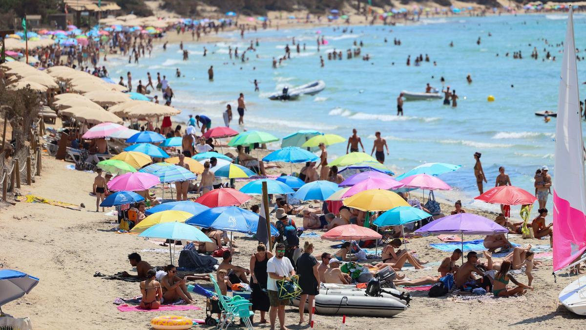 Masificación de turistas en la playa de ses Salines, en Ibiza.