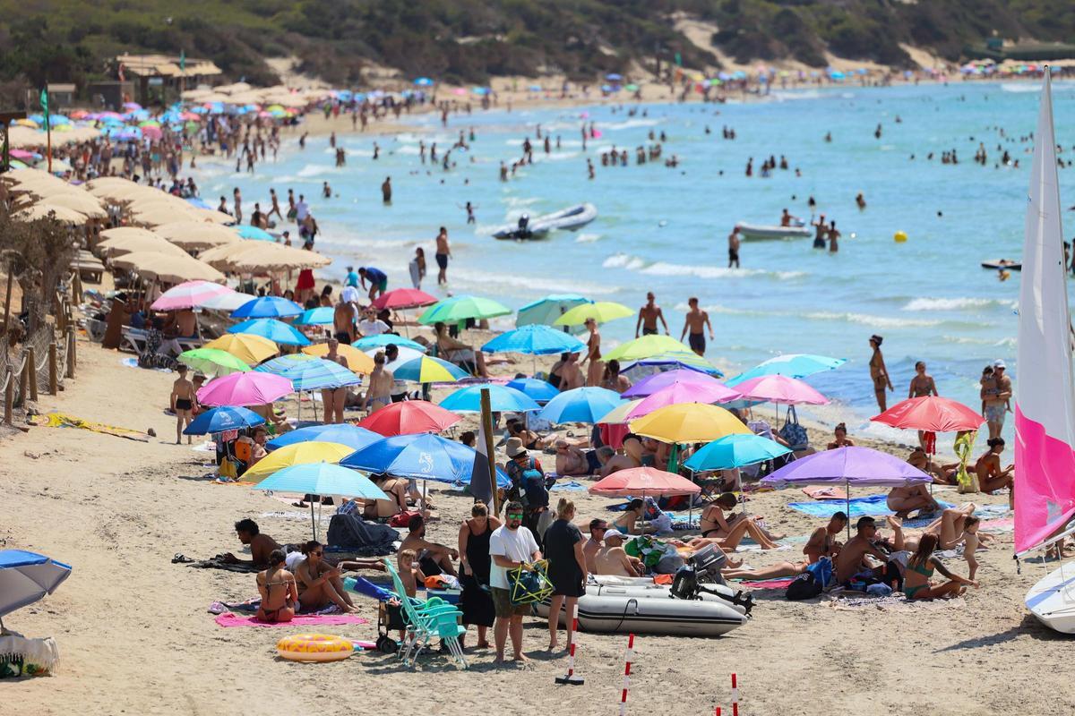 Masificación de turistas en la playa de ses Salines, en Ibiza.