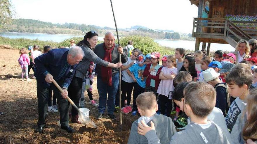 Escolares abegondeses celebran el Día del Árbol