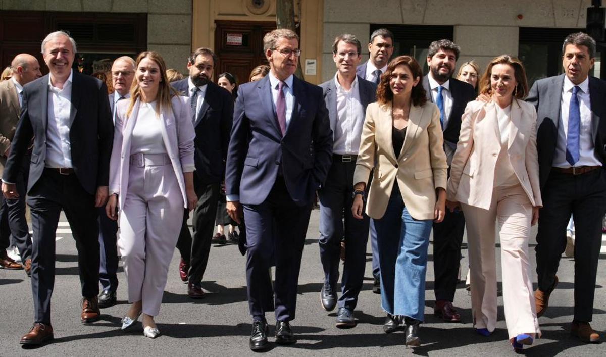 Mazón, junto a Feijóo, Gamarra y barones del PP a su llegada a la junta nacional de este martes.