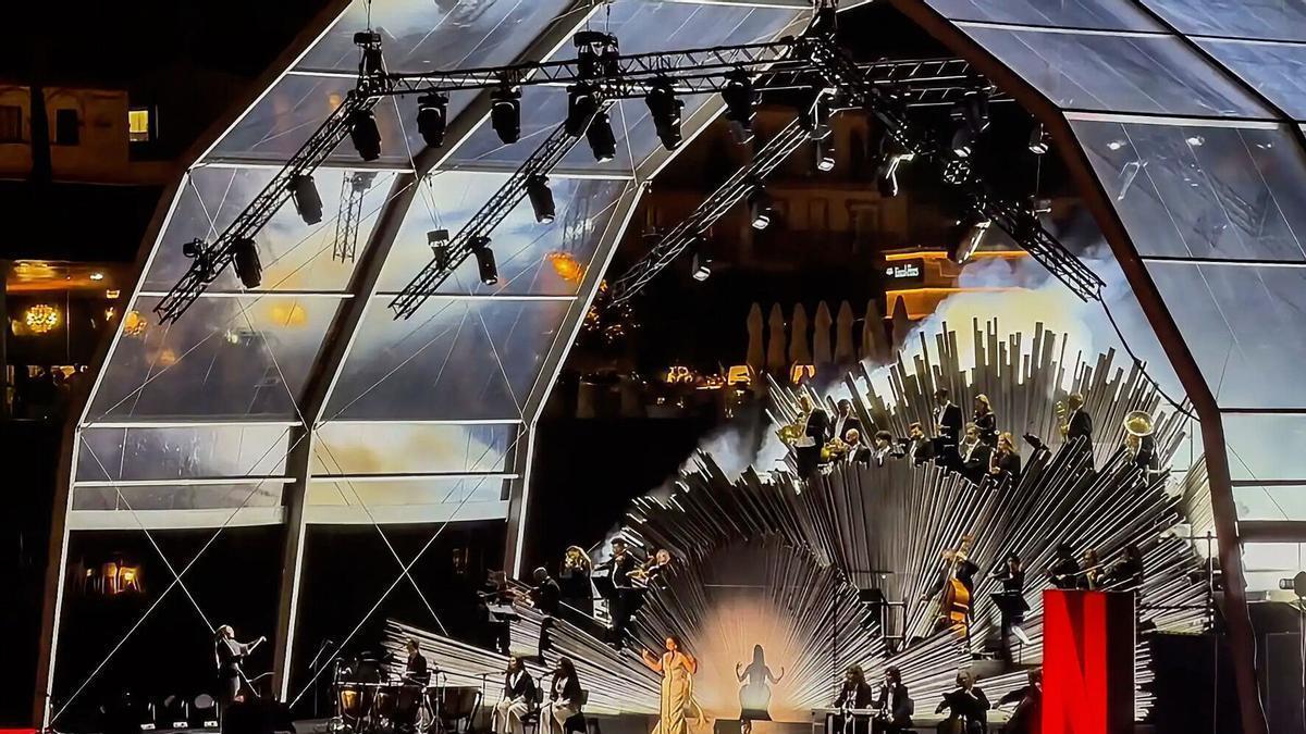 La ciudad de Sevilla se convirtió el pasado viernes en el escenario de Rosalía con motivo de la presentación de la segunda temporada de 'Berlín: La dama del armiño'.
