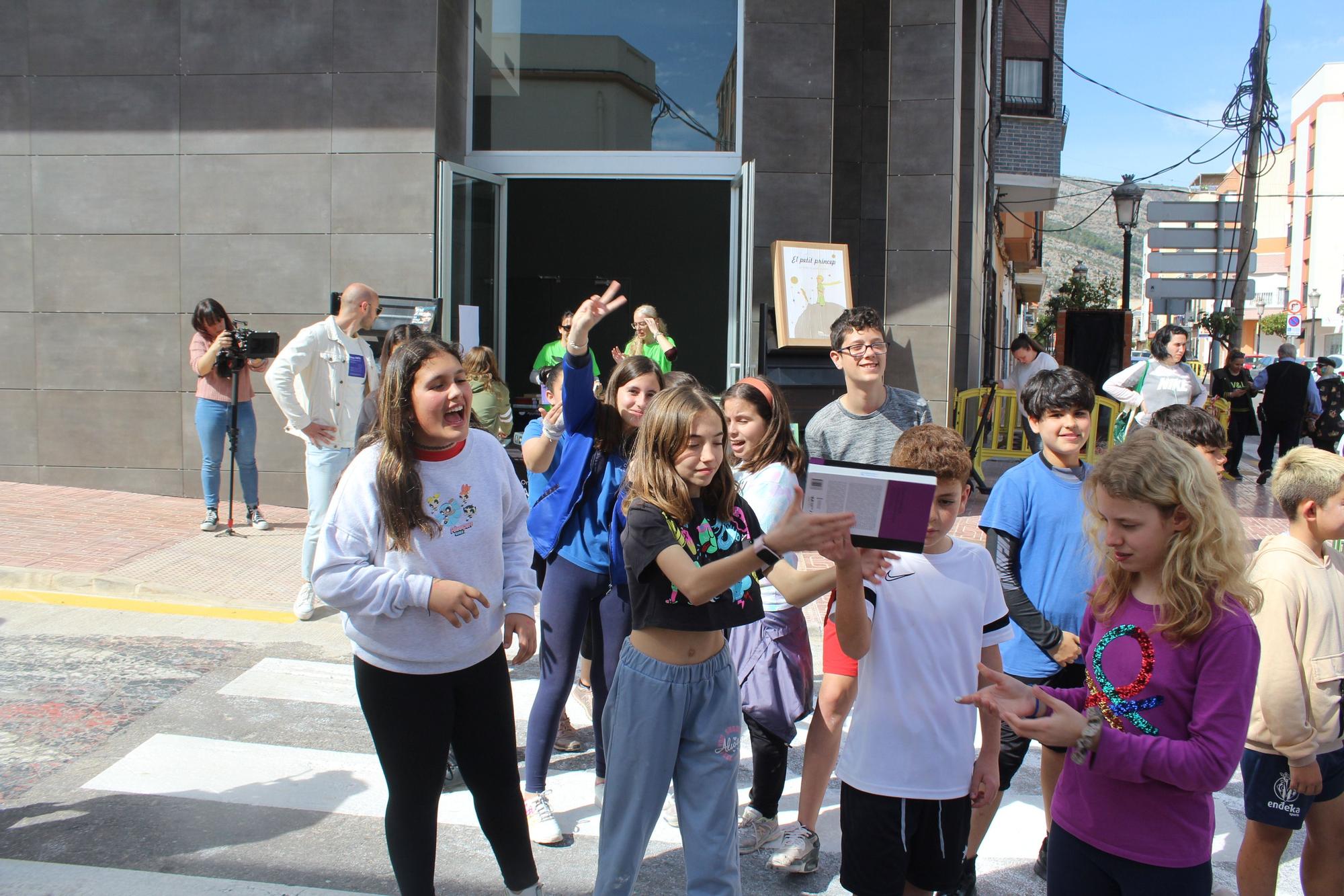 Cadena humana en Orpesa para trasladar libros a la nueva biblioteca