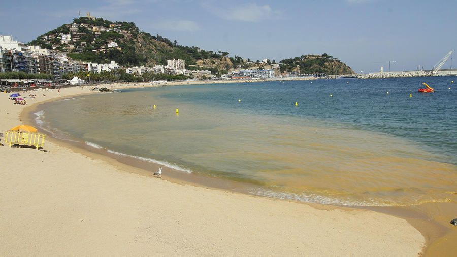 Prohibeixen el bany en una platja de Blanes pel trencament d'una canonada