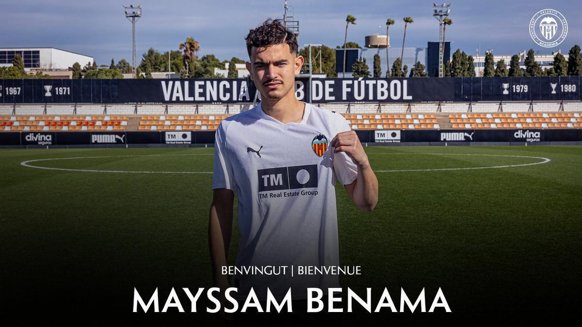 Benama posa con la camiseta del Valencia CF.