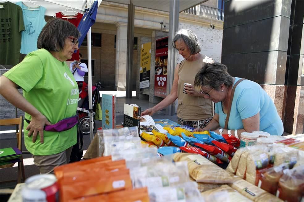 Mercado del comercio justo en la plaza del Pilar