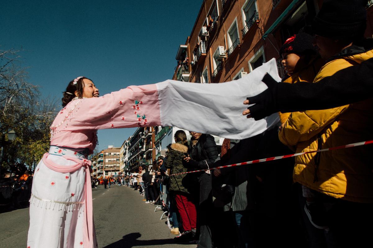 Una participante del Gran Desfile saluda a los asistentes. 