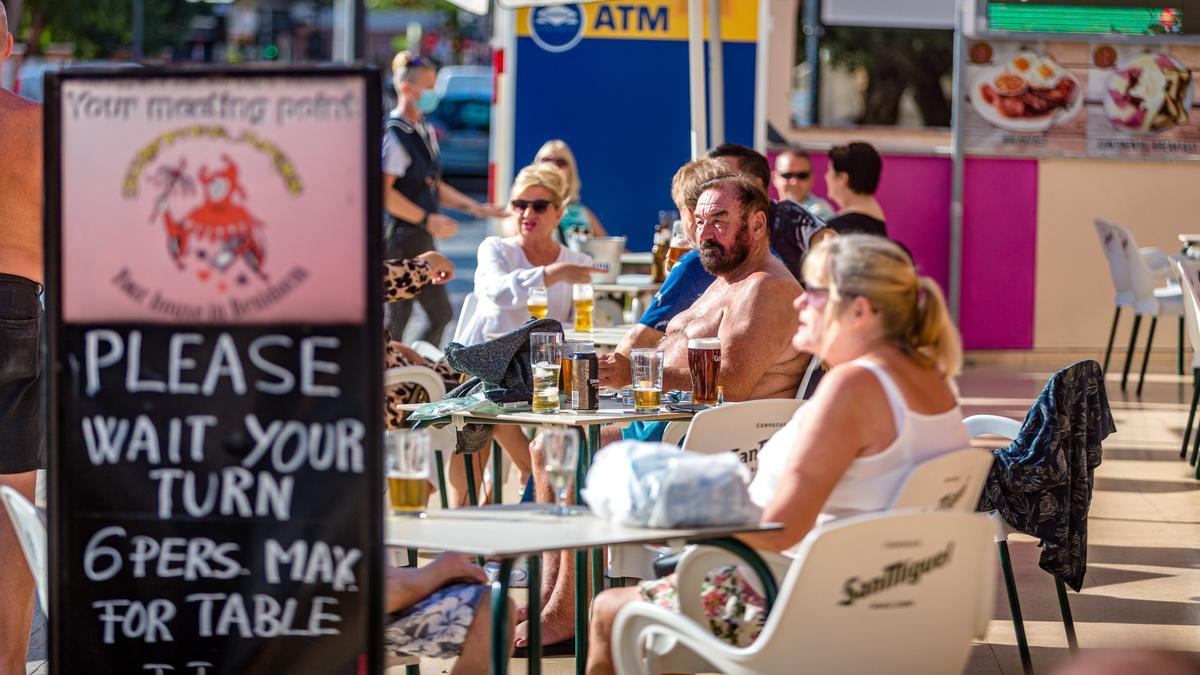 Turistas en la zona británica de Benidorm.