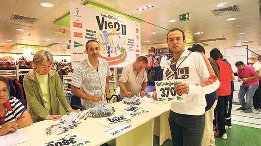 Un momento de la entrega de dorsales ayer en El Corte Inglés. // Jesús de Arcos