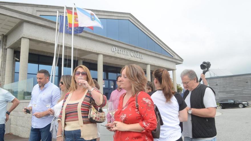 Visitantes a las puertas de la bodega Martín Códax, en Cambados.