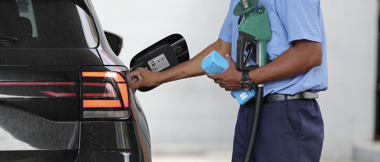 Un trabajador en una gasolinera.