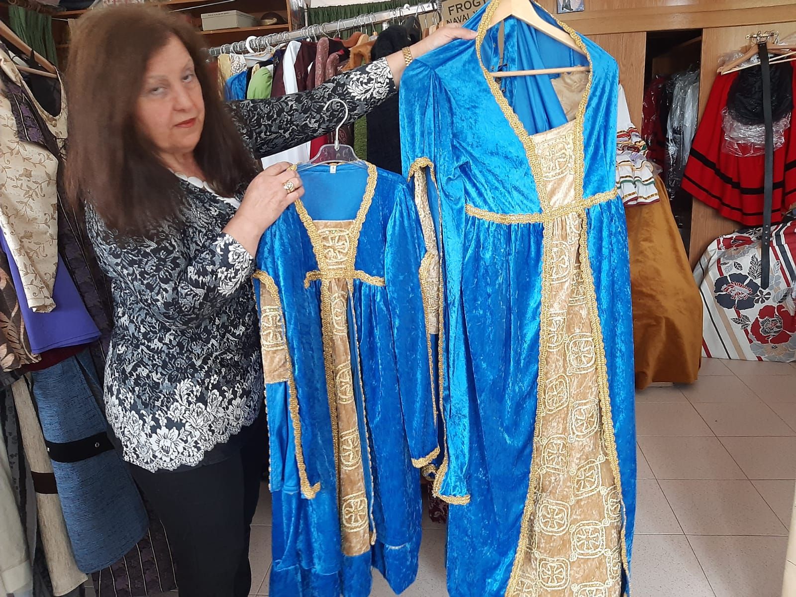 Aquí se hacen los trajes de Exconxuraos: Llanera tiene a su propia costurera medieval