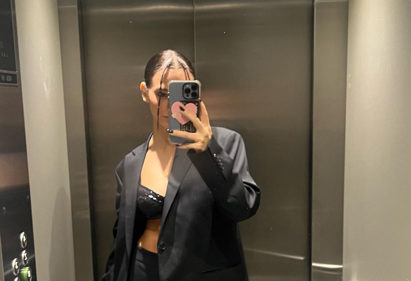 Laura Escanes con traje negro en Instagram