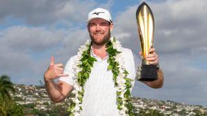 Grayson Murray posa con el trofeo del torneo de Hawai que ganó en enero.