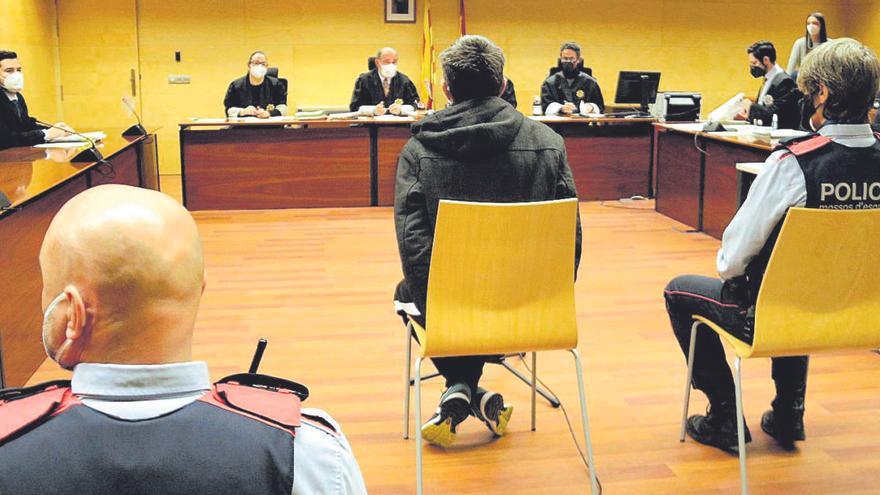 Sis anys de presó per voler matar un home amb un ganivet i un mitjó ple de pedres