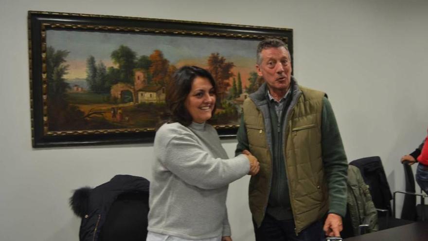 Charo Fernández Román y Juan Manuel Feliz, ayer, en el Ayuntamiento de Ribadesella.