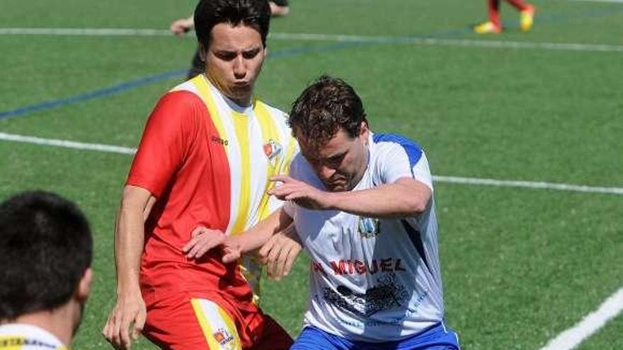 Zalo trata de irse de dos rivales en el partido de ayer. // G. Santos