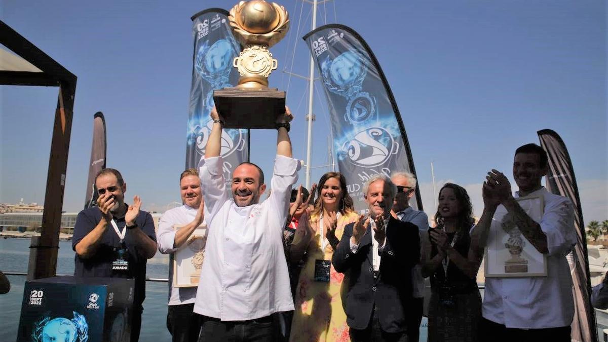 Eric Gil alza el trofeode la World Paella Day Cup del pasado año