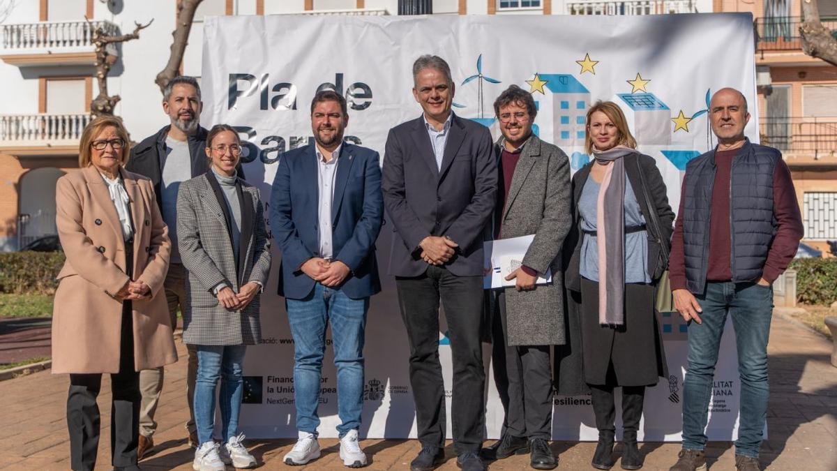 Héctor Illueca junto al alcalde Fran López y otras autoridades en la barrio Sant Pere de Rafelbunyol.