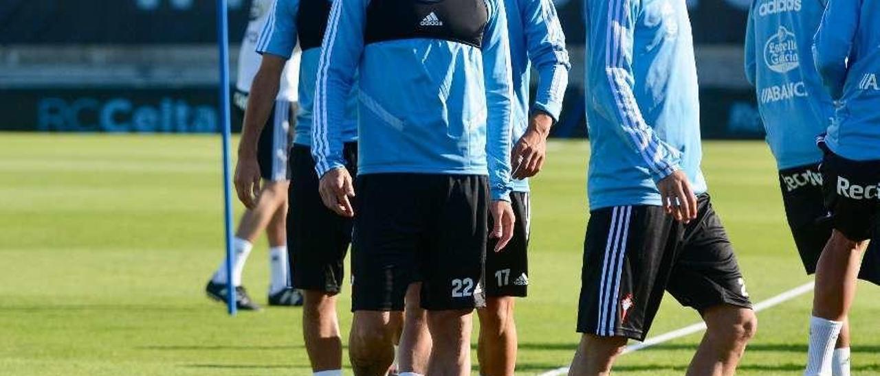 Santi Mina, entre Jozabed y Denis Suárez, en el entrenamiento de ayer en Baltar. // Rafa Vázquez