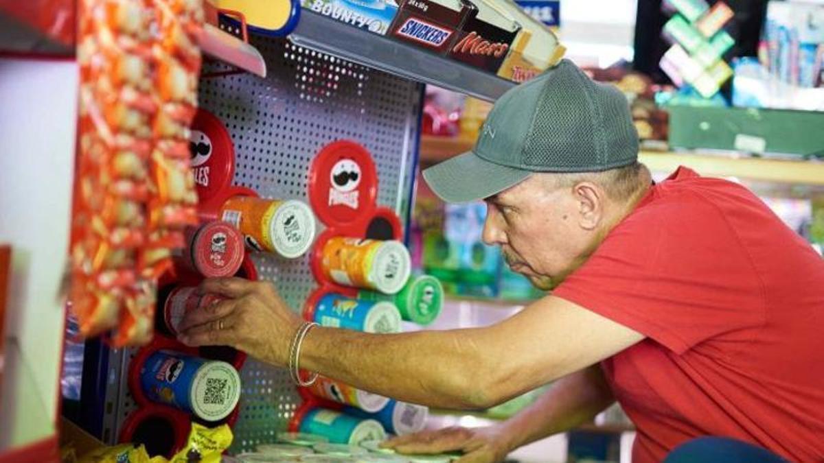Un trabajador autónomo repone sus productos en una multitienda