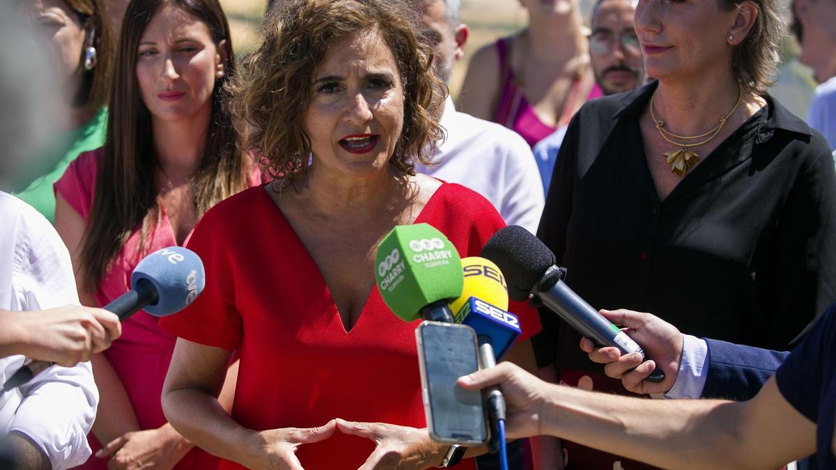 Montero recuerda a Feijóo que el PP subió los impuestos cincuenta veces