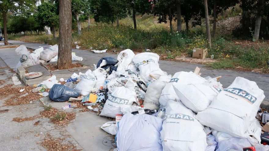 Calles con escombros ‘aparcados’ junto a San Julián