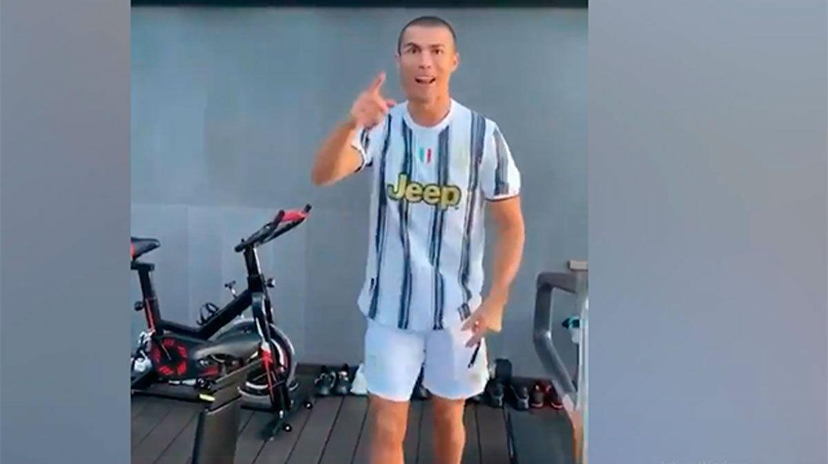 Suuuuu. Cristano anima a la Juve desde su casa antes del partido ante el Barça