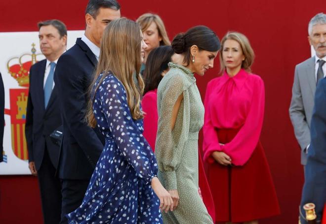 Detalle de las mangas con aberturas de la reina Letizia durante el desfile del Día de Hispanidad 2022