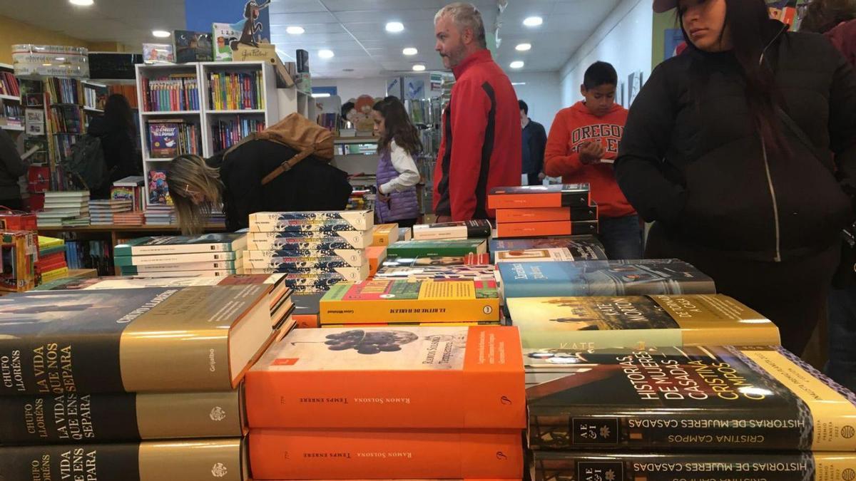 Compradors i passejants a la llibreria Huch del carrer Major de Berga aquest Sant Jordi