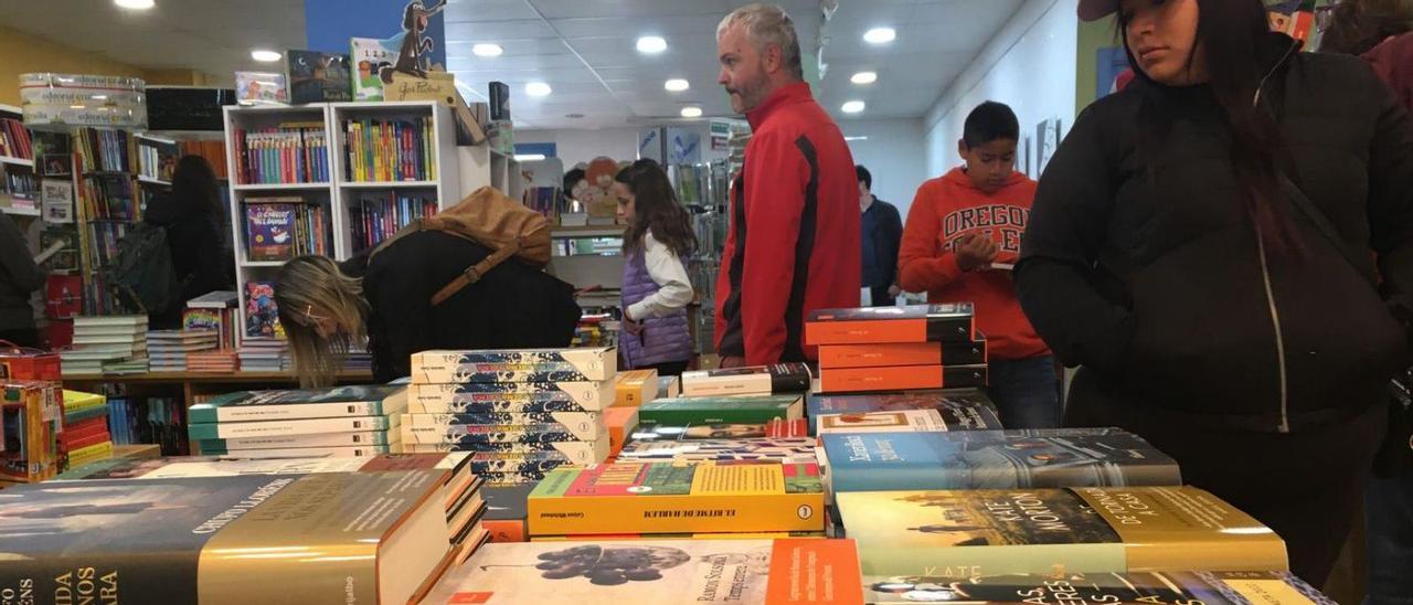 Compradors i passejants a la llibreria Huch del carrer Major de Berga aquest Sant Jordi | MIQUEL SPA