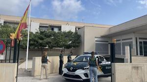 Agentes de la Guardia Civil, en el cuartel de Calvià. 