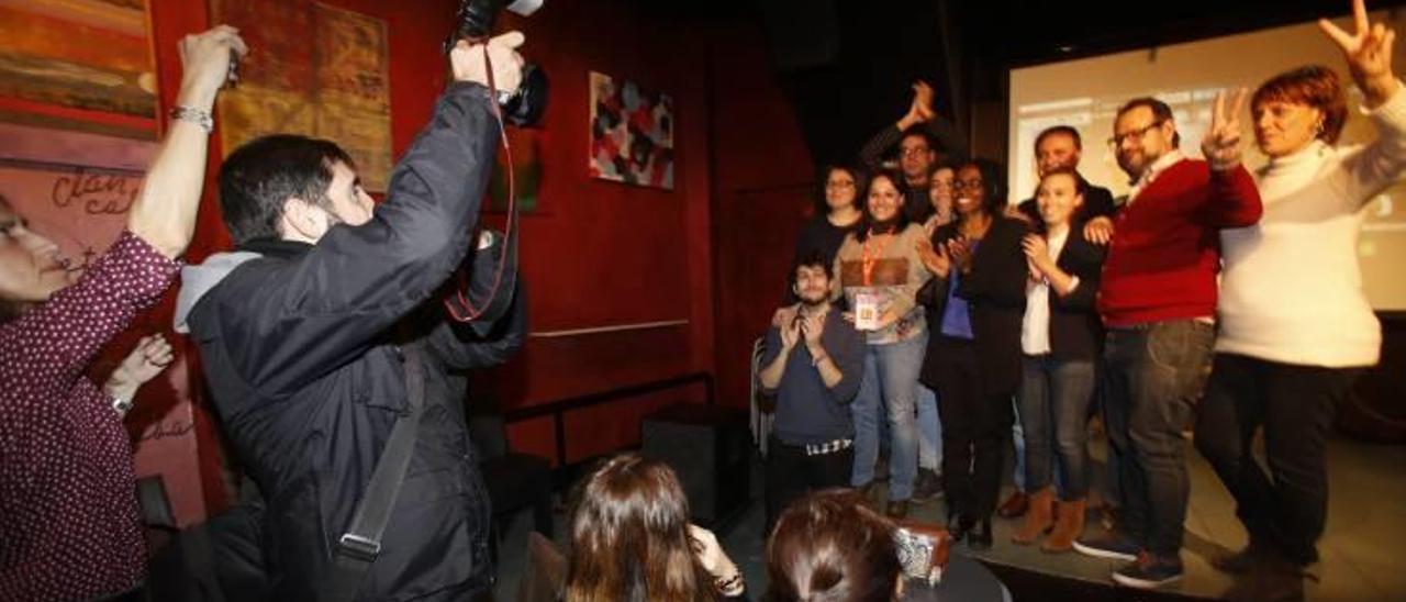 Arriba, celebración en un pub de la capital anoche. A la derecha, arriba, miembros de Podemos haciéndose un selfie y, abajo, siguiendo el recuento en la sede de Compromís.