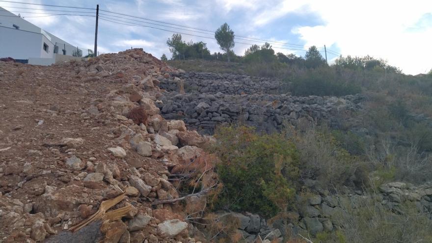 Las obras de un chalé de lujo destrozan muros centenarios de «pedra seca» del Montgó