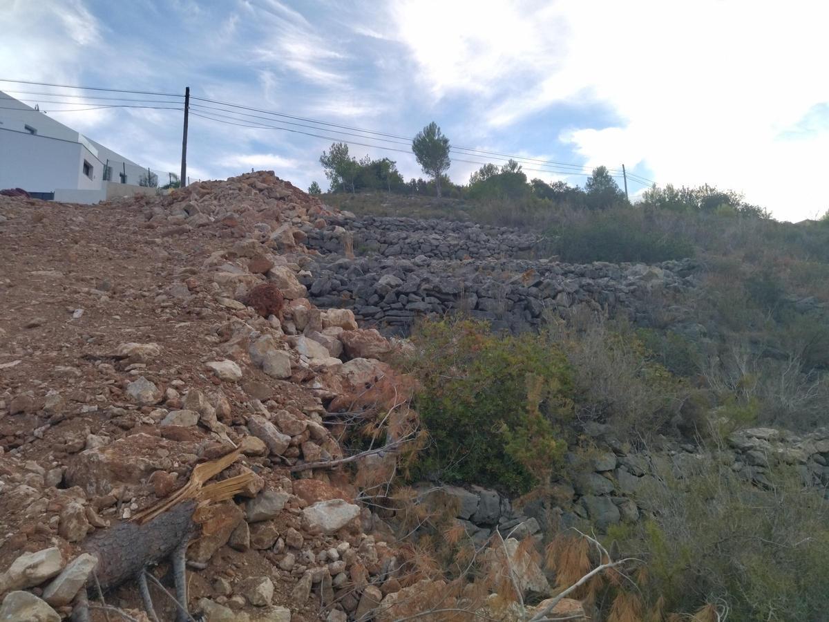 Los históricos muros de "pedra seca", sepultados