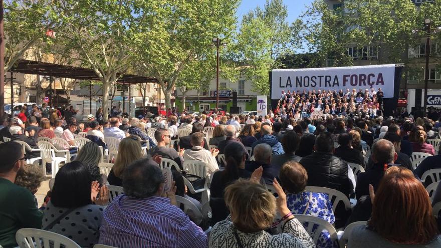 MÃ¡s de 500 personas abarrotaron la plaza Ramon Llull de Manacor en el acto de El Pi.