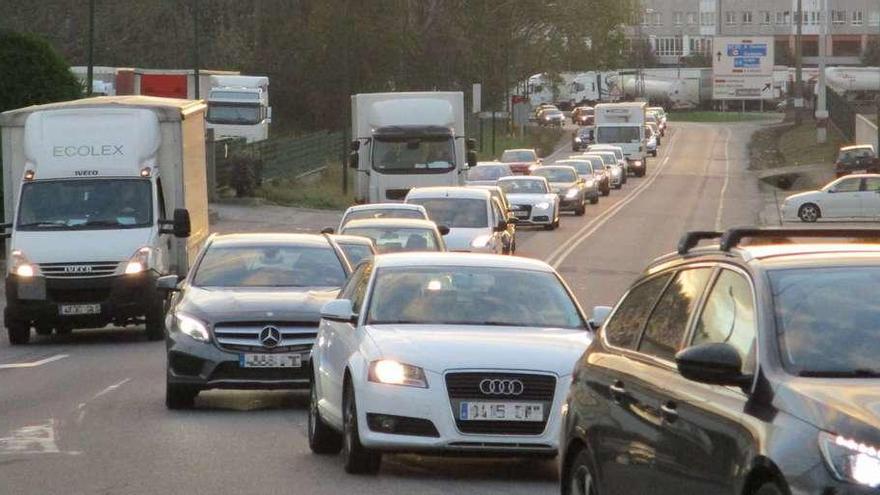 Atasco registrado, esta semana, en la avenida de la Diputación, que es el principal acceso al polígono de Sabón.