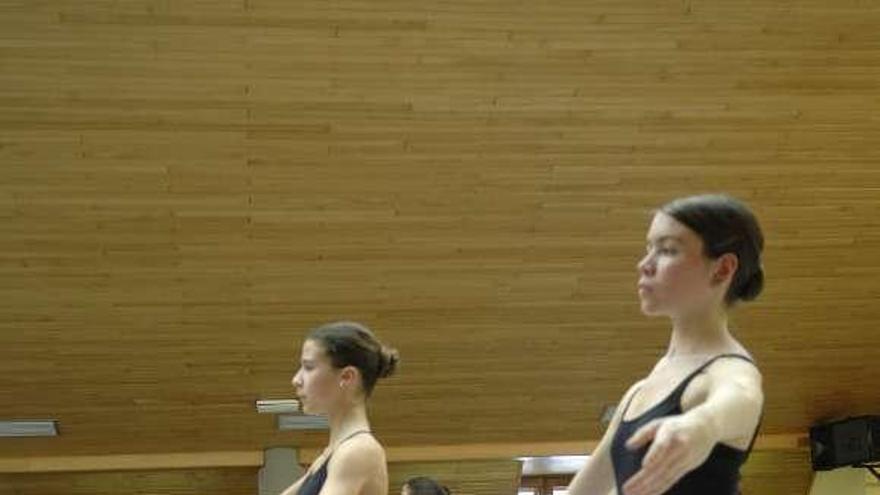Varias alumnas del conservatorio de danza de A Coruña. / antón varela