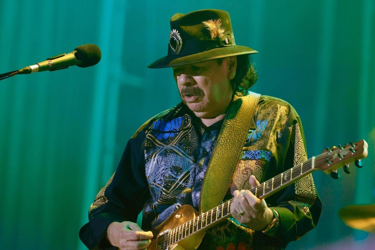 El regreso del legendario guitarrista Carlos Santana a València, en imágenes