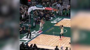 El espectacular mate de Hugo González contra el Milwaukee Bucks