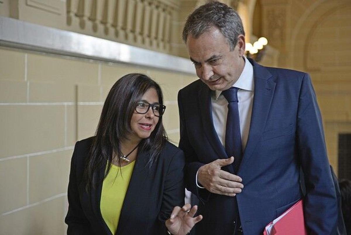 Delcy Rodríguez y el expresidente José Luis Rodríguez Zapatero, durante un encuentro en junio de 2016.