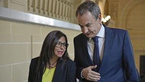 Delcy Rodríguez y el expresidente José Luis Rodríguez Zapatero, durante un encuentro en junio de 2016.