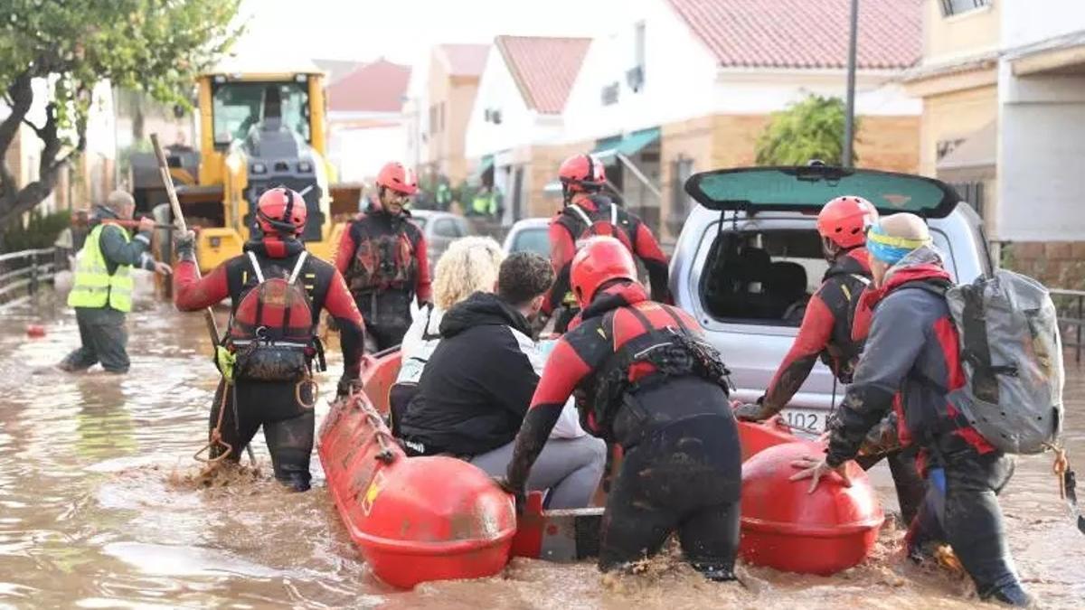 Soldados de la Unidad Militar de Emergencia rescatan vecinos en Valencia tras la DANA, hace dos semanas.