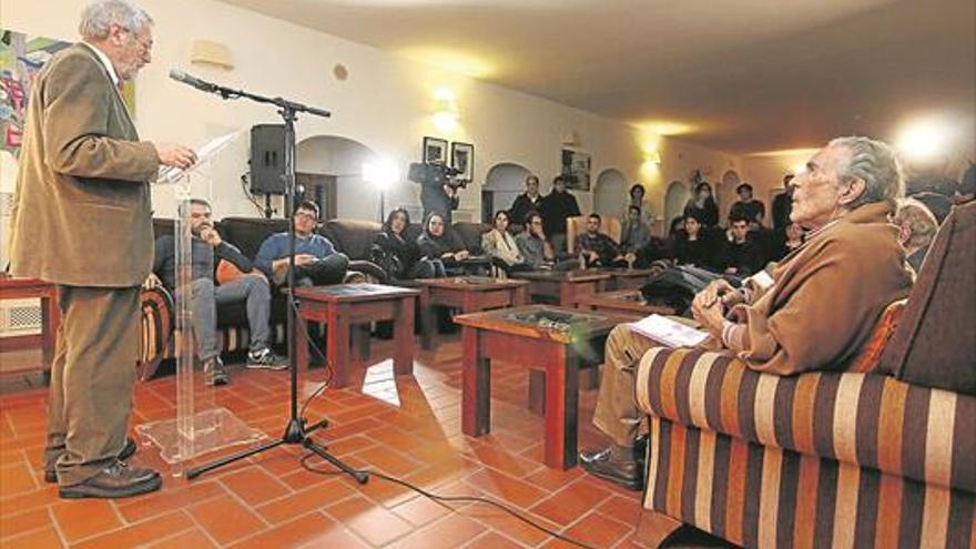 Gala participa en la presentación de su libro de poemas &quot;más íntimo&quot;