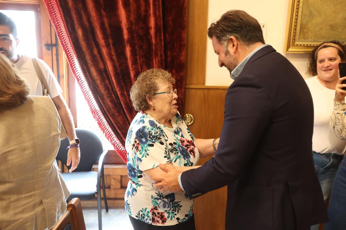 El alcalde saluda a una de las personas que ha leído el manifiesto de AFAE
