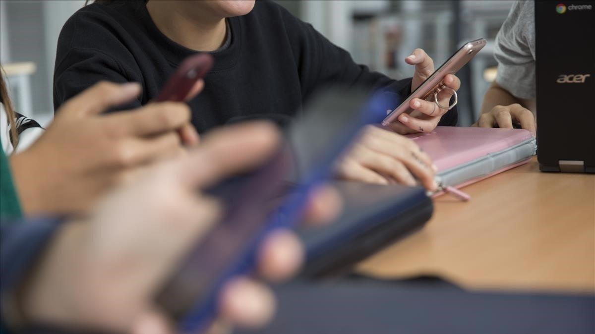 Jóvenes mirando el teléfono móvil