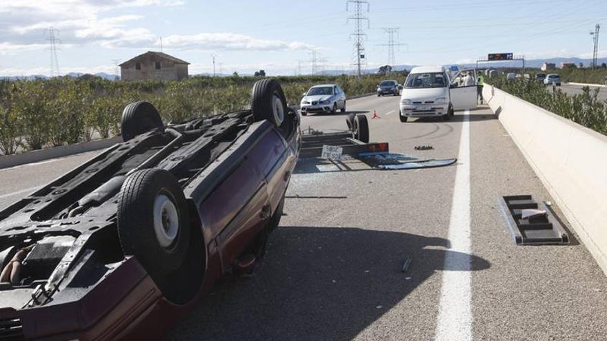 Un herido leve en un espectacular vuelco en el grao