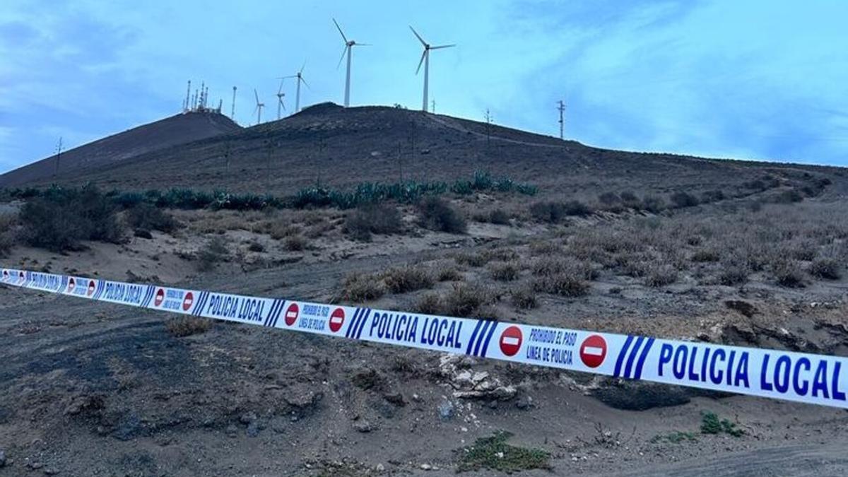 La Policía Local de San Bartolomé precinta el acceso al parque eólico de Montaña Mina ante el fuerte viento de este martes.