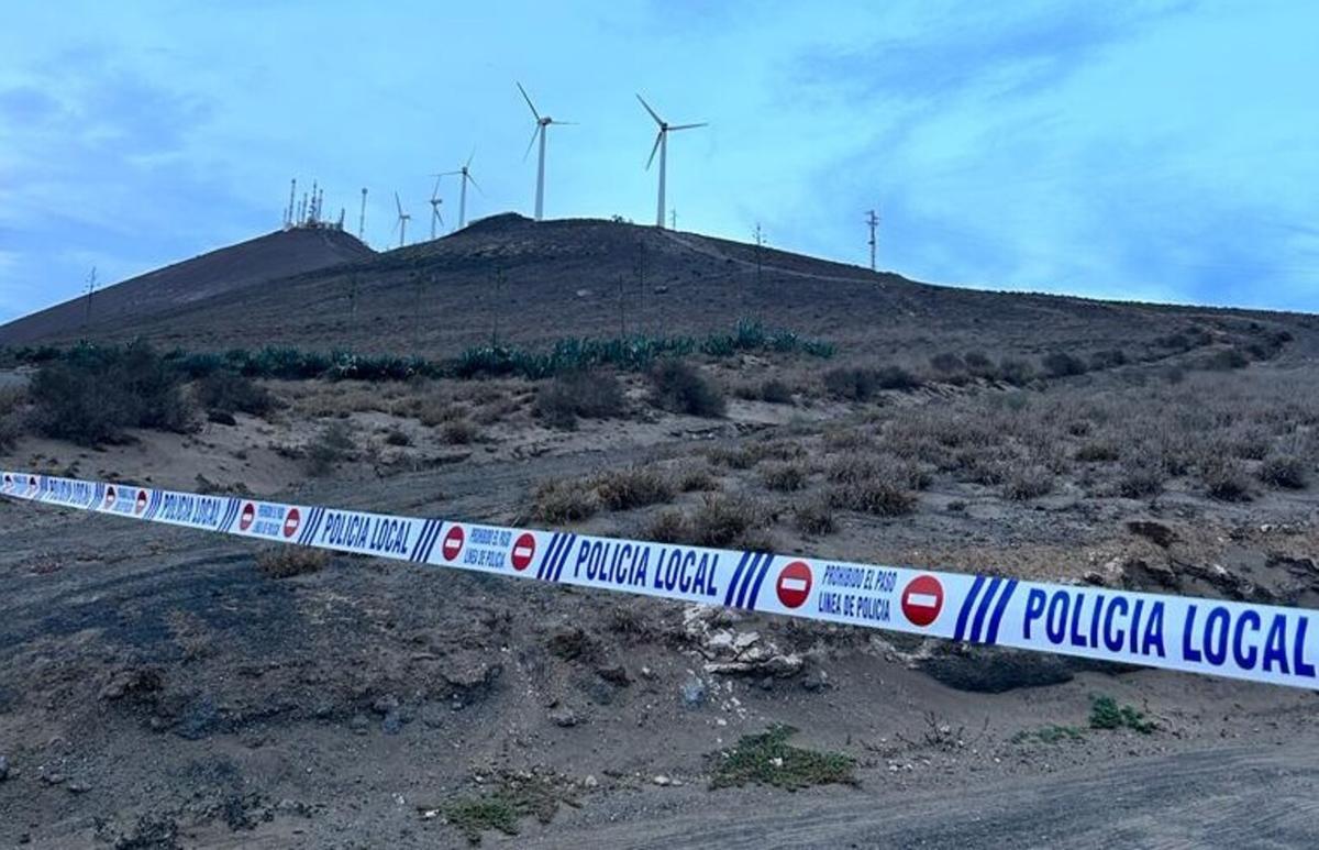 La Policía Local de San Bartolomé precinta el acceso al parque eólico de Montaña Mina ante el fuerte viento de este martes.