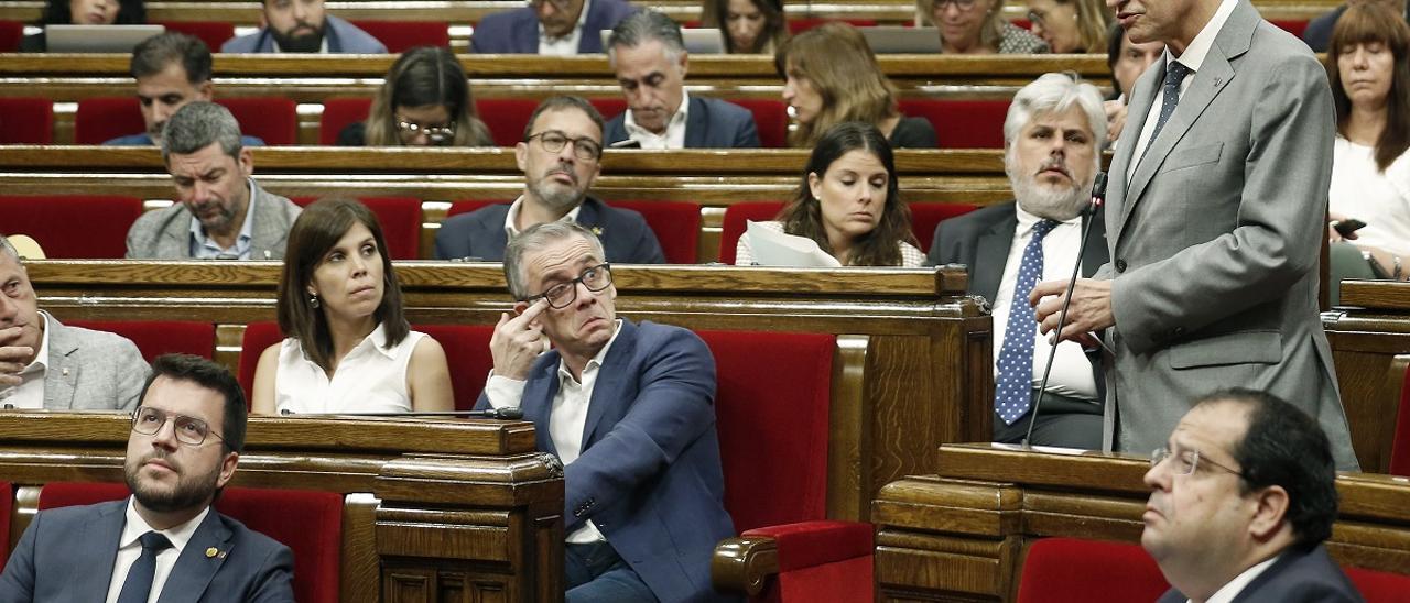 El 'president' de la Generalitat, Pere Aragonès, y el jefe de la oposición, Salvador Illa, en el pleno de esta semana