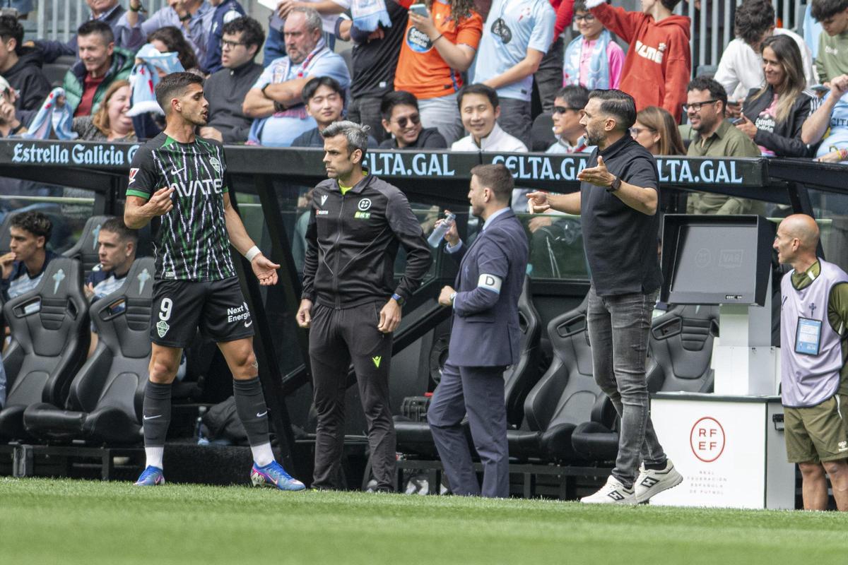 Sarabia habla con André Silva durante el Celta-Elche